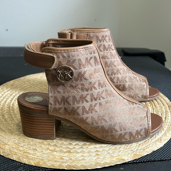 Michael Kors Kids Youth Canvas Monogram Peep Toe Sandals Heel Size 3 - Picture 3 of 16